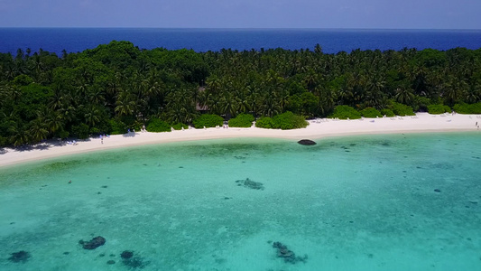 以透明的水和白色沙尘背景进行热带海岸线海滩之空飞行视频