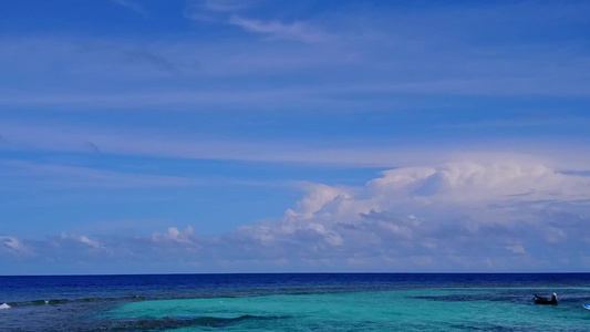 以蓝绿海为航程白沙底蓝色海岸航行的宁静海岸海滩空中视频