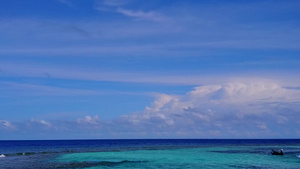 以蓝绿海为航程白沙底蓝色海岸航行的宁静海岸海滩空中9秒视频