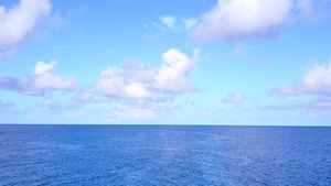 以蓝绿水和白沙背景打破海洋旅游海滩的海景空中无人驾驶11秒视频