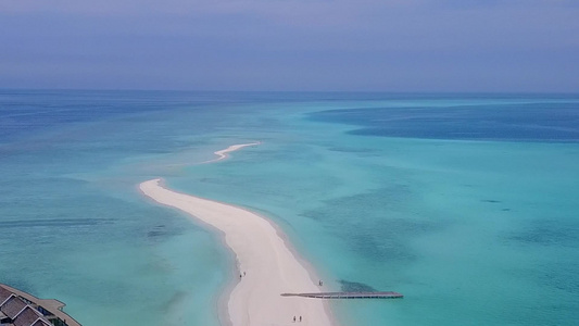 以蓝水和白沙背景观察天堂环礁湖海滩野生生物的景象视频