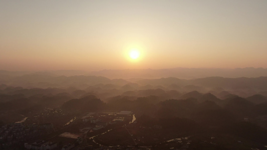 航拍大山日出彩霞晨雾视频