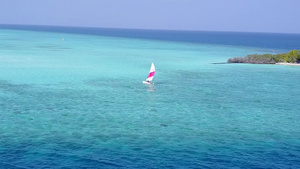 清晰的环礁湖和白色沙滩背景观察豪华泻湖海滩生活方式12秒视频