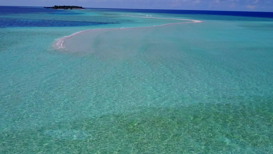 白沙背景浅海的长边海岸海滩航程空中纹理白色沙底浅海视频