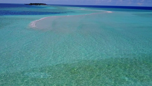 白沙背景浅海的长边海岸海滩航程空中纹理白色沙底浅海10秒视频