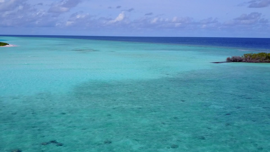 白沙背景浅水的豪华海滨海滩航程的空中无人驾驶无人驾驶视频