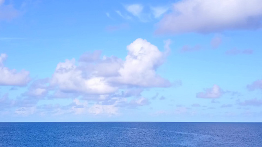 利用白沙底浅水对完美的环礁湖海滩野生生物进行空中无人驾驶视频