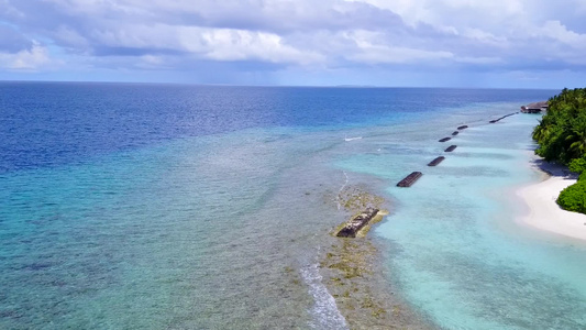 以浅海和白沙背景为背景的豪华海岸海滩探险风景视频