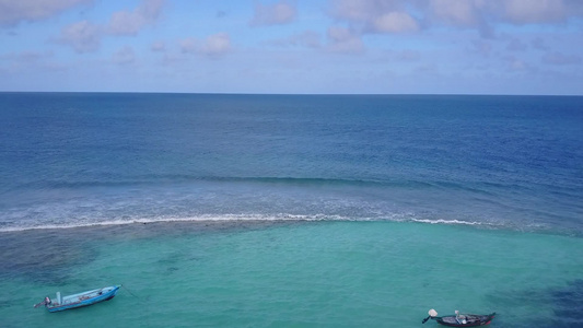 观赏白沙背景的蓝色海湾度假旅游景点在海洋中游览海滩视频