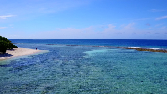 蓝绿水白沙背景田园诗般的海滨海滩航行无人机空中旅游视频