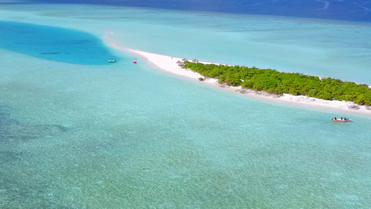 清水和白色沙滩背景的外来海湾海滩假日空中无人驾驶飞机视频
