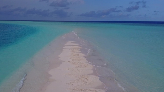 以白色沙滩背景的蓝色海平面航行的宁湾海滩空中航程视频