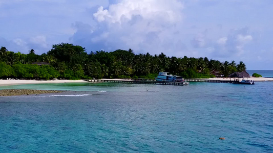 通过白沙背景的清海放松度假胜地海滩生活方式的空中风景视频