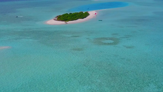 白沙背景的水蓝色水域无人机美丽海岸海滩生活方式的空中视频