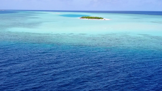 白沙背景蓝色泻湖空中无人机完美岸滩之旅视频