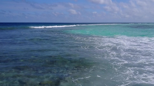 由绿绿环礁湖和清洁沙土背景构成的美丽海岸海滩生活方式视频