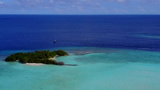 以白沙为背景的蓝色海平面渡过宽缓海湾海滩旅程的海景视频