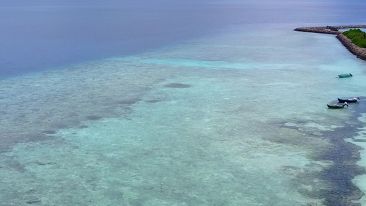 以清澈的环礁湖和白沙底背景为断开的岛屿海滩视频