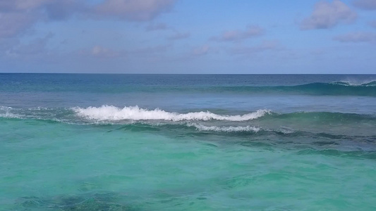 蓝色海洋和明沙底浅沙背景的豪华环礁湖海滩时间空中观察视频