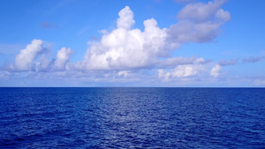 空中无人驾驶飞机旅行乘坐豪华海滩渡海和白色沙沙背景10秒视频