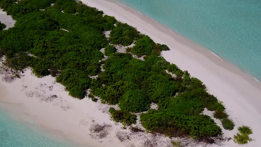 白沙背景蓝海热带海湾海滩航行的空中无人机性质视频