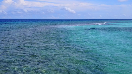 热带海岸海滩的空中旅游由蓝海和白沙底蓝海旅行视频