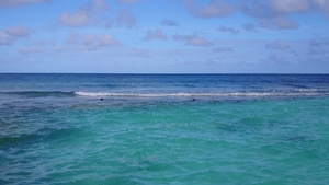 海洋海岸线海滩旅行的空中纹理由水蓝色海和白色沙子背景10秒视频