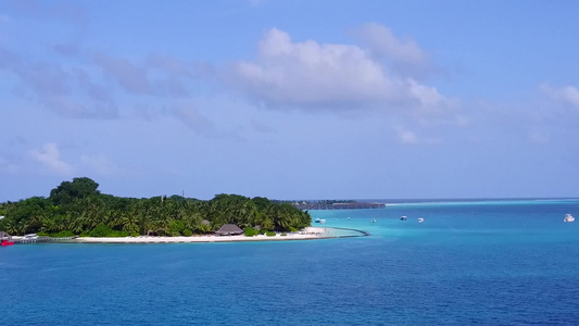 水蓝水白沙背景下美丽度假海滩度假的无人机空中风景视频