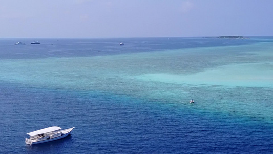 蓝海和白沙地背景海洋岛屿海滩度假的无人驾驶飞机飞行视频