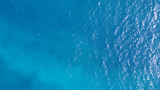 利用白沙底浅白的清海对海洋海岸海滩假日进行空中无人驾驶视频