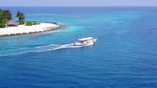 蓝水和白沙背景的完美海湾海滩时间的空中无人驾驶飞机视频