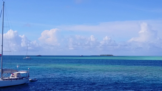 由绿宝石环礁湖和白沙背景组成的天堂海岸海滩航行的空中视频