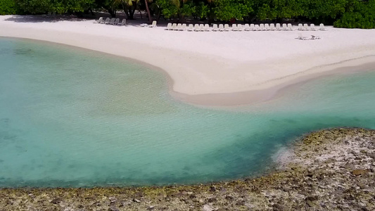 以透明的有白色沙沙底背景的水为平台对天堂海岸海滩假日视频