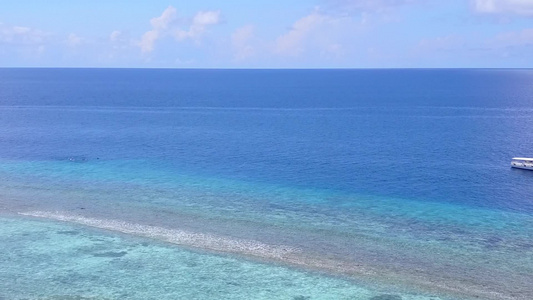 浅海和白沙背景下天堂旅游海滩度假的无人机景观旅游视频