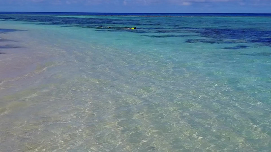 以白沙为背景的海平面蓝色海平面上的伊德利克湾海滩假日视频