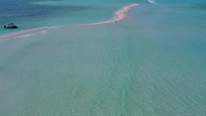 空中无人驾驶飞机旅行在蓝海和白沙背景的蓝色海面上放松9秒视频