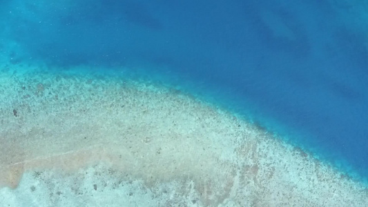 空中无人驾驶飞机的天空通过透明水和白色沙土背景的海水视频