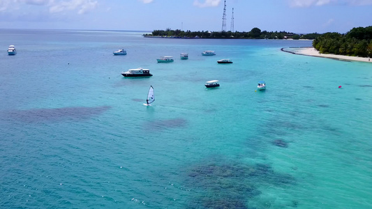 白沙背景蓝绿色海洋异国海岸线海滩航行的空中景观视频