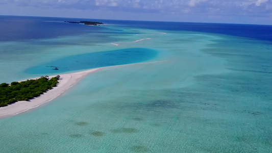 白沙背景绿松石泻湖完美泻湖海滩度假的空中景观视频