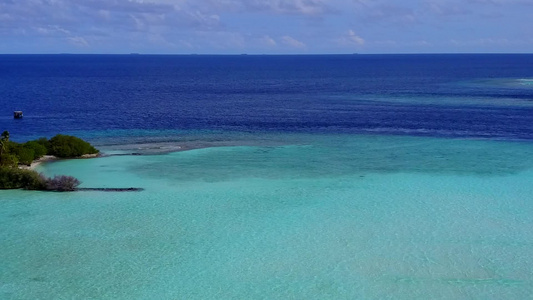 海洋海滨海滩航行的无人机全景浅海有明亮的沙质背景视频