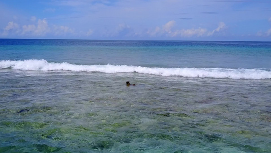 清沙背景的水蓝海田园诗般的海岸海滩之旅的空中无人机视频