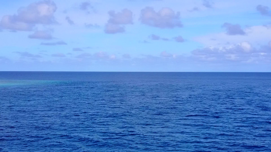 以蓝环礁和白沙为背景的热带环礁湖海滩旅程空空摘要视频