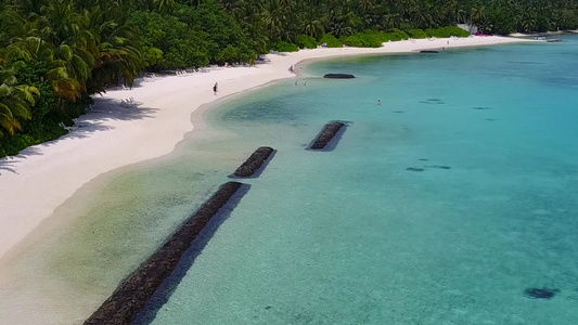 通过透明的有白色沙滩背景的海洋对美丽的岛屿海滩野生视频