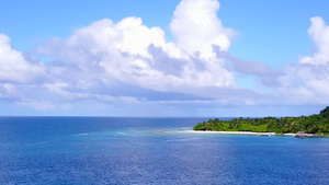 绿绿绿的环礁湖和干净的沙土背景对美丽的海滨海滩探险10秒视频