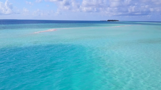 白沙底蓝海的豪华环礁湖海滩航行天空性质视频