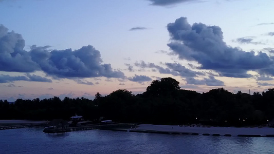 白沙背景浅海美丽海景海滩度假的空中质感视频