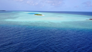 沿蓝绿海和清沙背景的蓝绿海航行的长河海岸海滩11秒视频