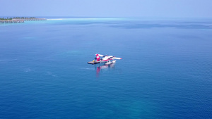 水蓝色海洋和白色沙滩背景下的海岛海滩度假的无人机空中13秒视频