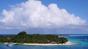 以蓝色海洋和浅沙背景为例放松海滨海滩休息的空中观景13秒视频