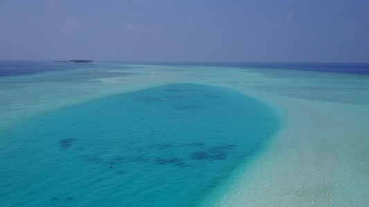 以蓝海和清洁沙地背景看待天堂环礁海滩生活方式的抽象视频